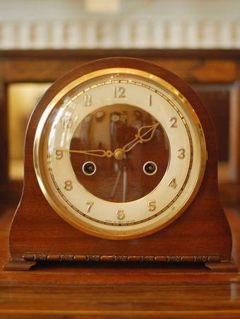 A 1940's Smiths mantle clock with mahogany veneer case, Ivory coloured dial with arabic numerals. Pleasant gong strike on the hour